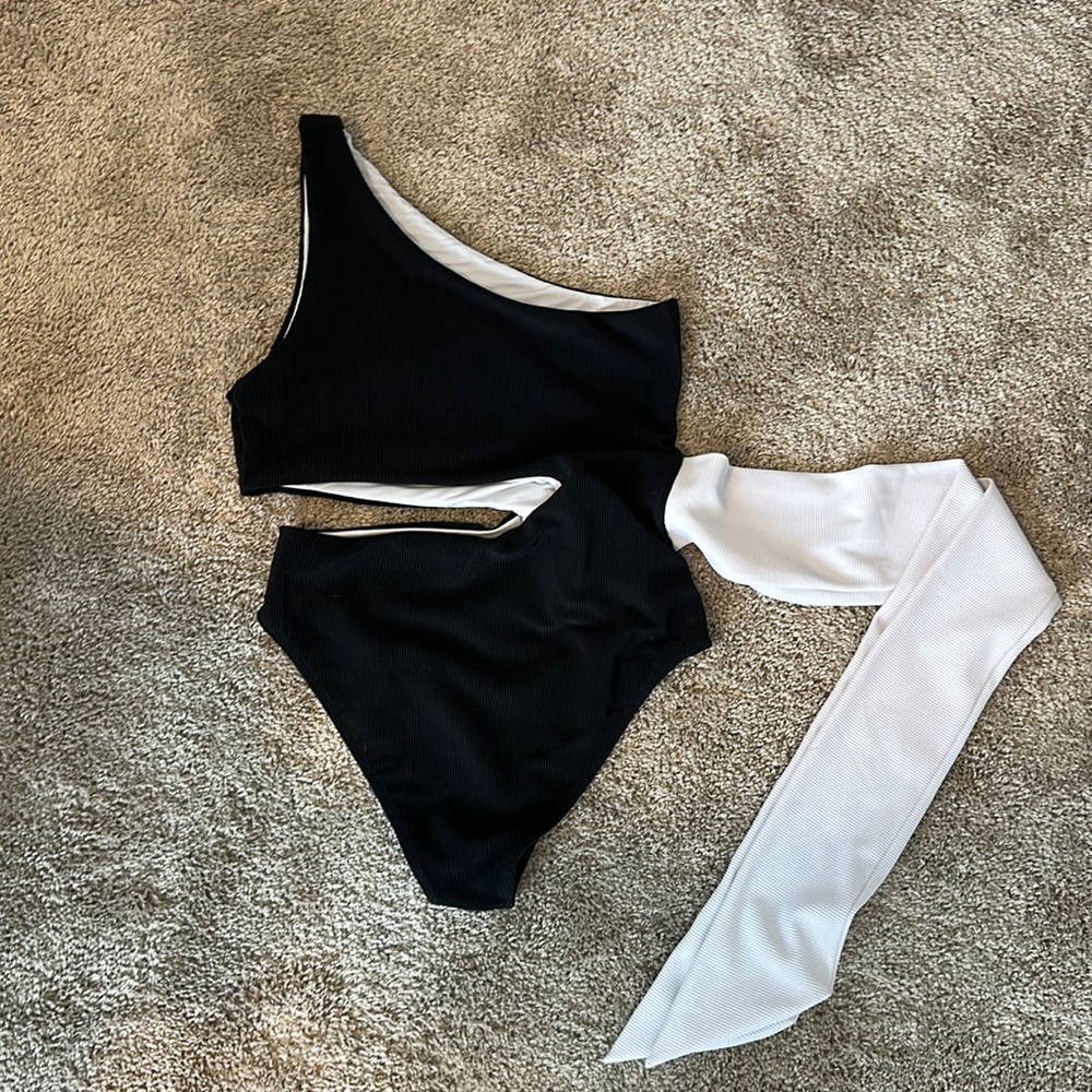 Beach Riot Carlie One Piece - Picture 2 of 6